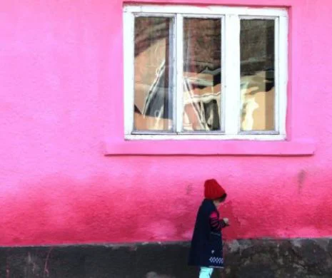 Jibou, primul oraș din România care-și duce săracii la psiholog. O rază de soare printre dărăpănături