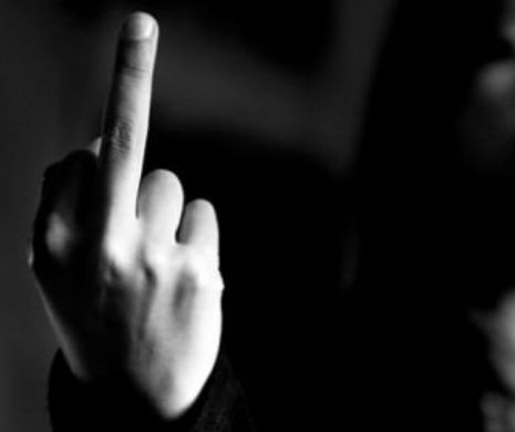 Mare atenţie la degetul mijlociu: Nu-l arătaţi oricui! Un tânăr este anchetat pentru gestul dispreţuitor