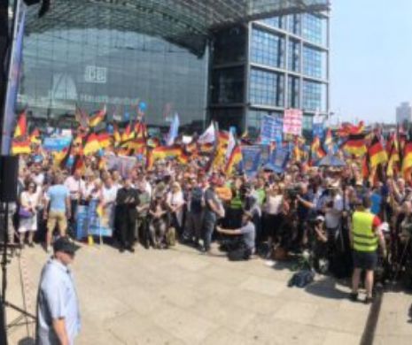 Mii de germani au PROTESTAT în Berlin  împotriva „CRIMINALEI” Angela Merkel