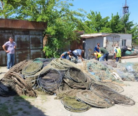 Mii de unelte de pescuit, confiscate de la braconierii din Delta Dunării, distruse de inspectorii Rezervației