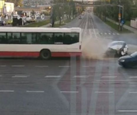 Momentul în care un autoturism SE FACE PRAF, după ce intră într-un autobuz plin cu călători! Totul a fost filmat - VIDEO