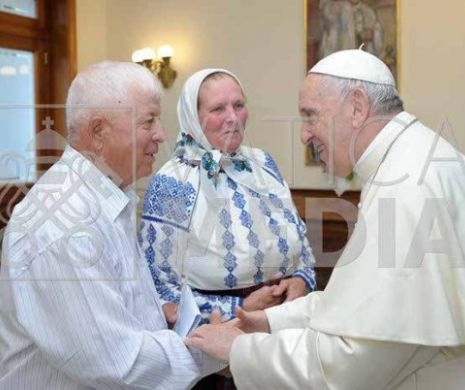 Papa Francisc, fascinat de frumusețea costumului popular românesc