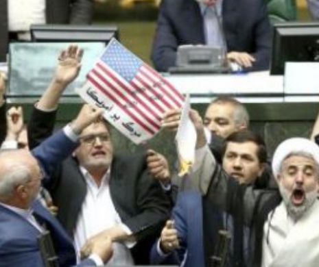 Parlamentarii din Iran au dat FOC unui steag AMERICAN în incinta Parlamentului scandând „Moarte Americii!”