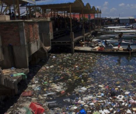 Pescarii din India transformă plasticul din oceane în şosele