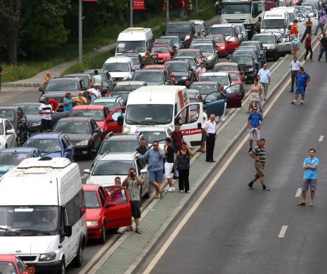 Peste 1000 de vehicule participă la cel mai mare protest motorizat din țară pentru susținerea construirii Autostrăzii A8