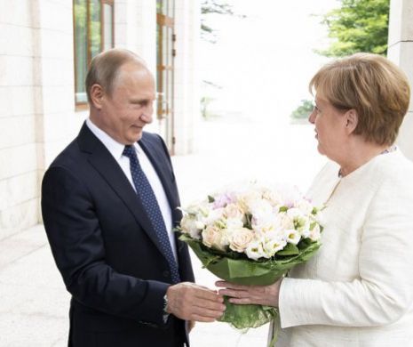 Putin a întâmpinat-o la REŞEDINŢA SA pe Merkel cu un buchet de flori în nuanţe pastelate