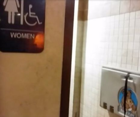 Reacția unei femei când găsește un transexual în toaleta femeilor. Alții cum ar fi reacționat? – VIDEO CONTROVERSAT