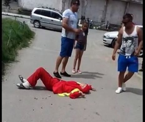Scene şocante la Caraș Severin. Femeie bătută măr în stradă de o vecină