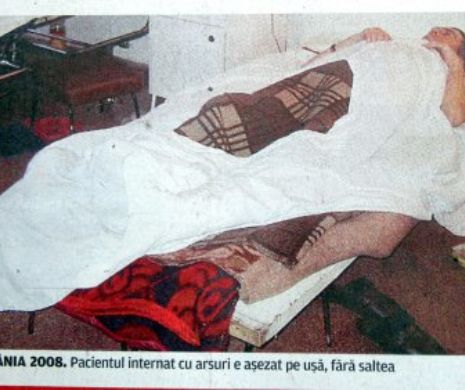 Situație de coșmar în Spitalul Județean Brașov. Pentru că nu mai au paturi, medicii își țin unii pacienți culcați pe uși