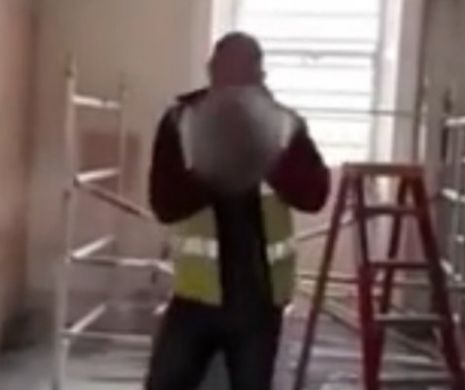 ȘOCANT! A SMULS gâtul unui porumbel cu DINȚII. Reacția colegilor de muncă este IREALĂ – VIDEO TERIFIANT