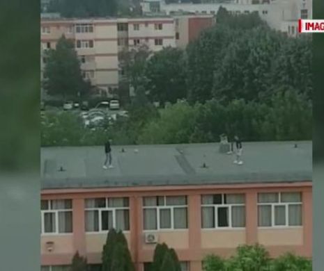 Tineri filmaţi jucând fotbal pe acoperişul unei şcoli. VIDEO