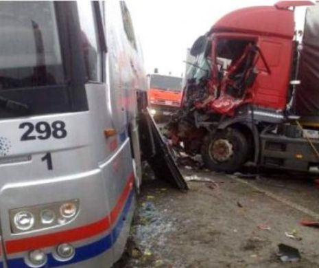 Un autobuz PLIN cu OAMENI a fost LOVIT DE UN TIR în Prahova. Bilanțul victimelor