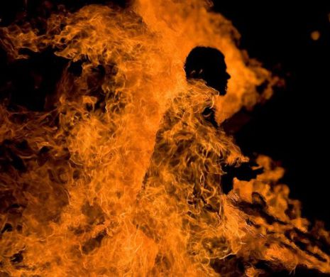 Un bărbat din Hunedoara și-a dat foc în fața unor mame