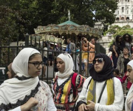 Un SONDAJ arată că 79% dintre francezi consideră vălul islamic (hijabs) în opoziție cu valorile franceze