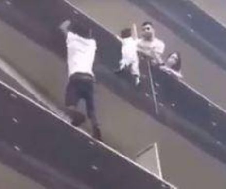 Un tânăr a escaladat o clădire din Paris pentru a salva un copil. Video!