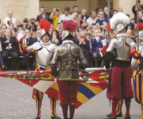 Vatican: Garda papala se înnoiește. Coifurile de paradă urmează să fie printate 3D