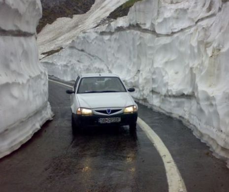 Zăpadă de șase metri pe Transfăgărășan. Circulaţia rămâne închisă şi în luna iunie