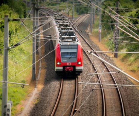 Alertă pe CĂILE FERETE române. Tren cu 350 de călători, BLOCAT pe şine