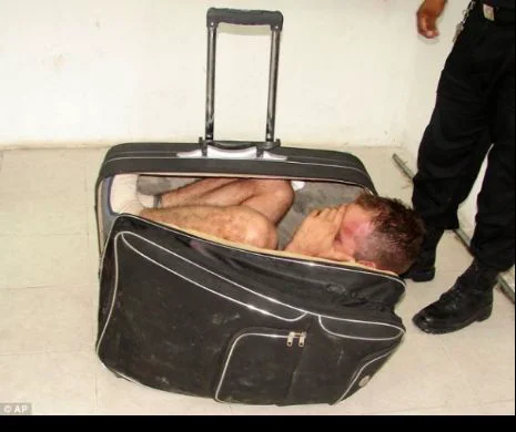 DESCOPERIRE ȘOCANTĂ! Un român a fost prins cu un vietnamez în valiză