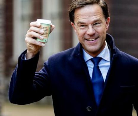 Gest de normalitate: Premierul Olandei a dat cu MOPUL după ce și-a vărsat cafeaua. VIDEO în articol