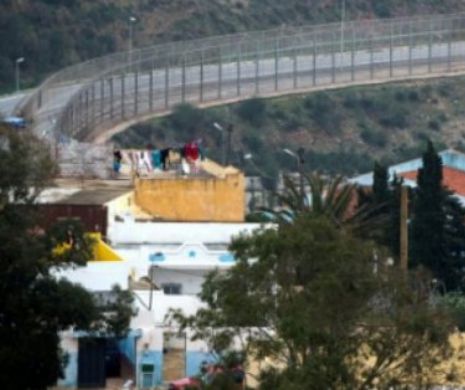 Guvernul spaniol dorește să ELIMINE sârma ghimpată de la gardurile de frontieră pentru a nu se mai RĂNI migranţii