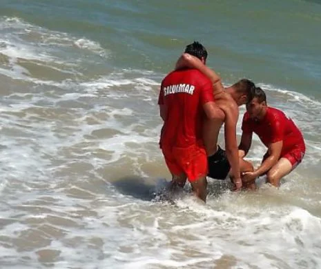 În timp ce un bărbat se certa cu salvamarii că-l scoteau din marea agitată, un copil de 15 ani a murit înecat