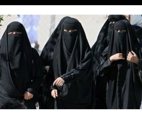 Încă o țară interzice purtarea vălului islamic. Amenzile depășesc o mie de euro