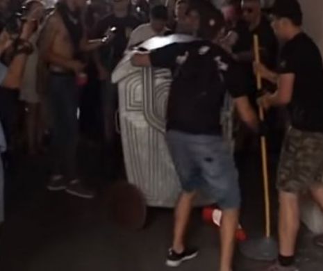 Incident de CASCADORII RÂSULUI. Un viceprimar a fost aruncat la gunoi, la propriu - VIDEO VIRAL