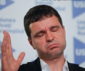 Nicușor Dan, SURPRINS de camere într-o IPOSTAZĂ STÂNJENITOARE! Filmarea poate deveni VIRALĂ - VIDEO