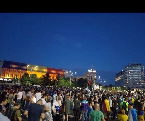 Noi proteste în stradă, duminică! Oamenii s-au adunat în Piața Victoriei pentru a șasea zi consecutiv