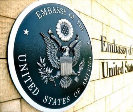 PANICĂ la Ambasada SUA! Un șofer a INTRAT VIOLENT cu mașina în porțile din fața clădirii