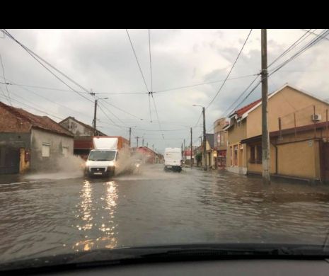 Ploi torențiale, vijelii și furtuni în toată Moldova. Situația drumurilor după inundațiile de azi noapte