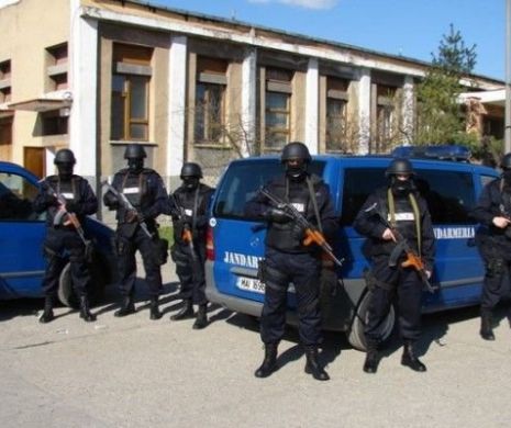 Poliția a INTERVENIT de URGENȚĂ la Focșani. SCANDAL cu BÂTE și SĂBII în CENTRUL orașului. Jandarmii au rămas ȘOCAȚI