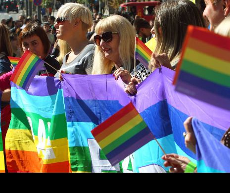 PREZENȚĂ-ȘOC la marșul gay din Capitală. Un ACTOR CELEBRU apare în scenă, în numele POLITICIENILOR care se tem să își ASUME identitatea