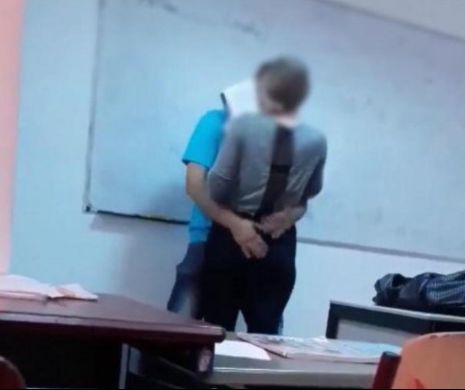Profesorul a sărutat și pipăit o elevă ca să o „susțină moral”