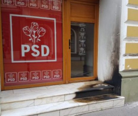 PSD lovit de huligani: Svastică nazistă desenată pe un sediu din Capitală