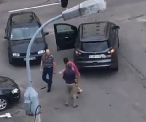 SCANDAL MONSTRU într-o parcare! Ce a făcut un bărbat înarmat cu UN CIOCAN. VIDEO ȘOCANT în România