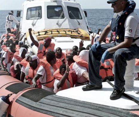 Scandal uriaş din cauza operaţiunilor de salvare. Sute de migranţi salvaţi de la înec aşteaptă decizia Italiei de intra în ţară