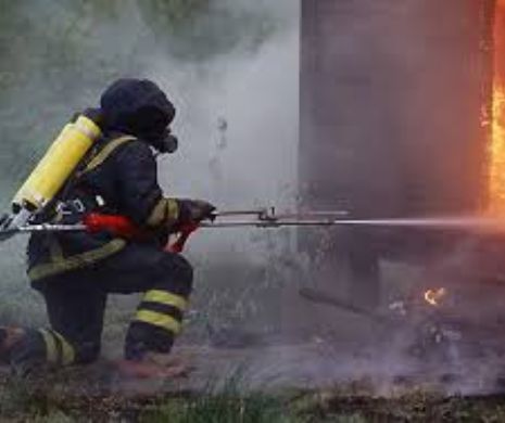 Seară de foc în municipiul Sfântu Gheorghe. Un bloc de locuințe a fost cuprins de flăcări. Zeci de persoane au fost salvate