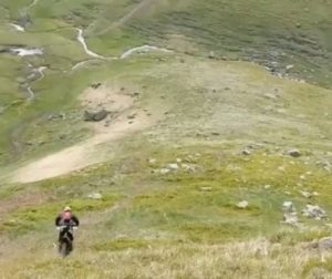 Semnal de ALARMĂ.  Cum DISTRUG motocicliștii pășunile alpine din Banat I VIDEO