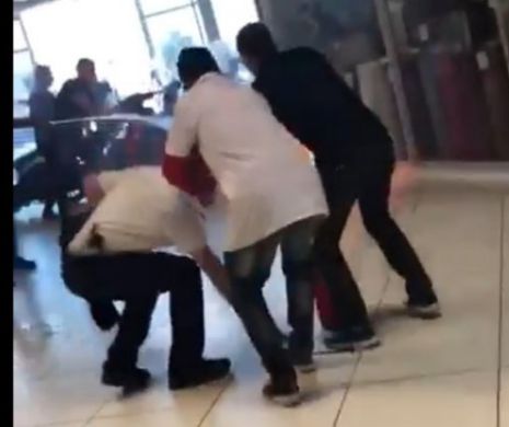 Un bărbat CUPRINS DE FLĂCĂRI umblă haotic prin mall! VIDEOCLIPUL care a ȘOCAT o întreagă Planetă
