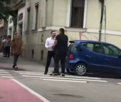 Un șofer și un pieton au oferit SPECTACOLUL MOMENTULUI în România! S-a întâmplat pe trecerea de pietoni din fața Tribunalului - VIDEO
