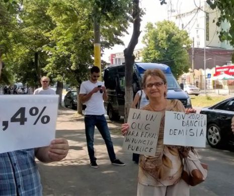 Viorica Dăncilă, huiduită la Constanța: „Nu are ce căuta în fruntea guvernului. Ar fi trebuit să îi aducem un abecedar”.