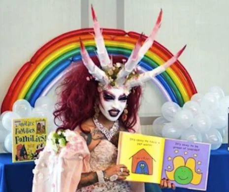 Asociația Librarilor Americani SPRIJINĂ ideea ca TRAVESTIȚII să le citească povești GAY copiilor