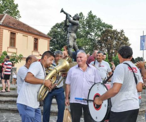 ”Cel mai sălbatic festival de muzică de pe pământ”, invită românii să treacă granița la Guča, în Serbia, să asculte trompetele