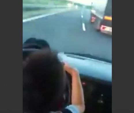 Copilul de 7 ani care a ȘOCAT România: Conduce mașina cu peste 100 km/h! Părinții ÎL ÎNCURAJEAZĂ să intre într-o DEPĂȘIRE PERICULOASĂ. VIRALUL ANULUI