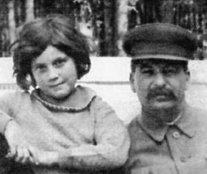 Fantomele sovietice care au bântuit-o fiica lui Stalin
