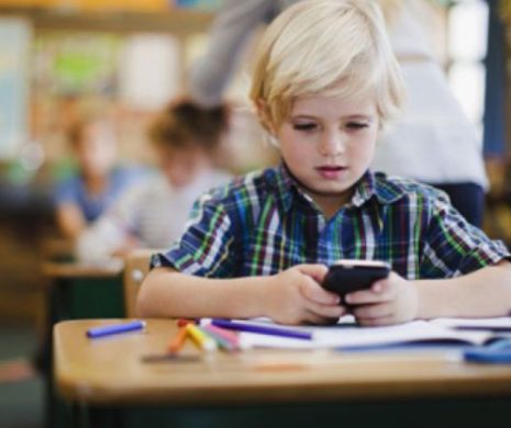 Francezii scot definitiv telefoanele mobile din școli