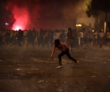 Huliganii au stricat petrecerea la Paris, campionii au defilat pe Champs-Élysées