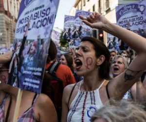 Legea care UCIDE PRELUDIUL. Cum se FACE DRAGOSTE cu STILOUL într-o mână și CONTRACTUL în cealaltă